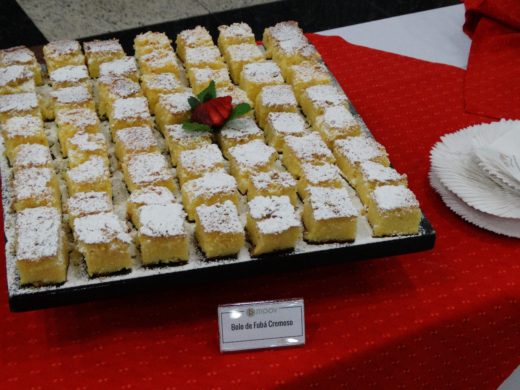 Bandeja com pedaços de bolo de fubá cremoso, item tradicional do cardápio de coffee break para empresas.